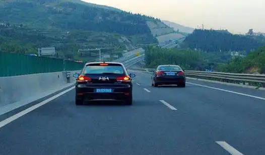 高速被羊碰瓷致三车追尾驾驶人下车遭货车辗轧