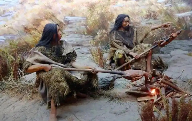 钻木取火倘若火柴受潮,或没有火柴,打火机,仍然有很多办法取火,但没有