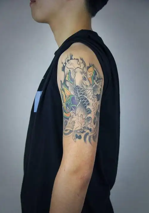 鲤鱼纹身图片_手臂新传统纹身图案(3)_重庆市纹身店-云萃刺青,重庆市