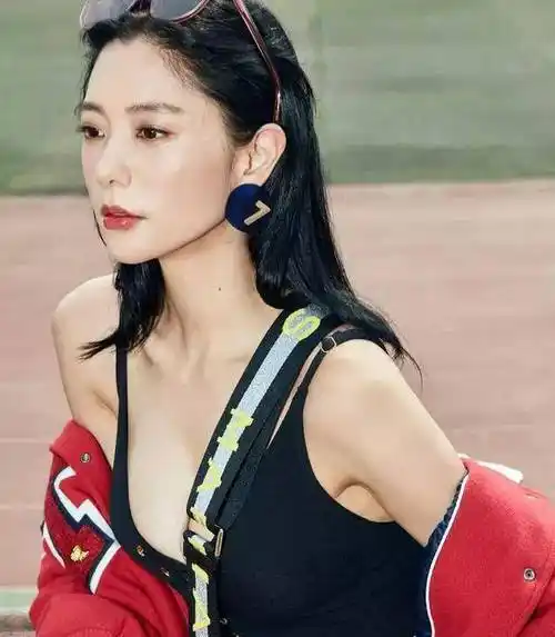 克拉拉李成敏高清写真,造型百变,网友:不愧是"亚洲最美女人"_耳环