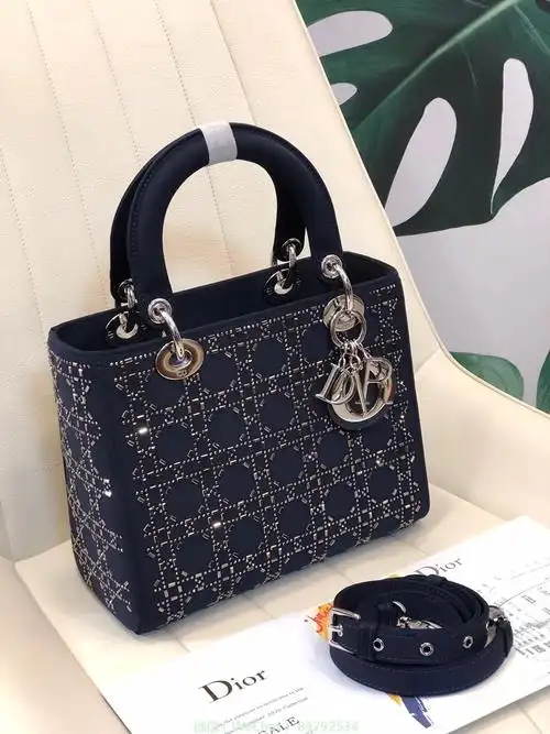 手袋集中体现了 dior 对典雅和美丽的深刻洞见-高仿奢侈品-高仿包包