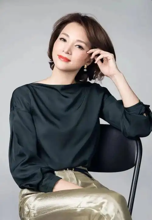 奔五女人不用刻意装嫩学学董卿的优雅穿搭知性大方有气质