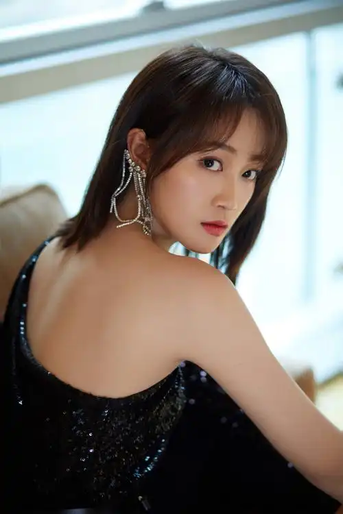 原创蓝盈莹精英律师定档1220气场全开亮相首播发布会