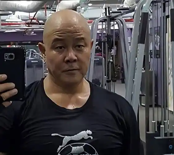 著名男星息影16年近况曝光,身材健硕至今仍是单身,已转行做餐饮