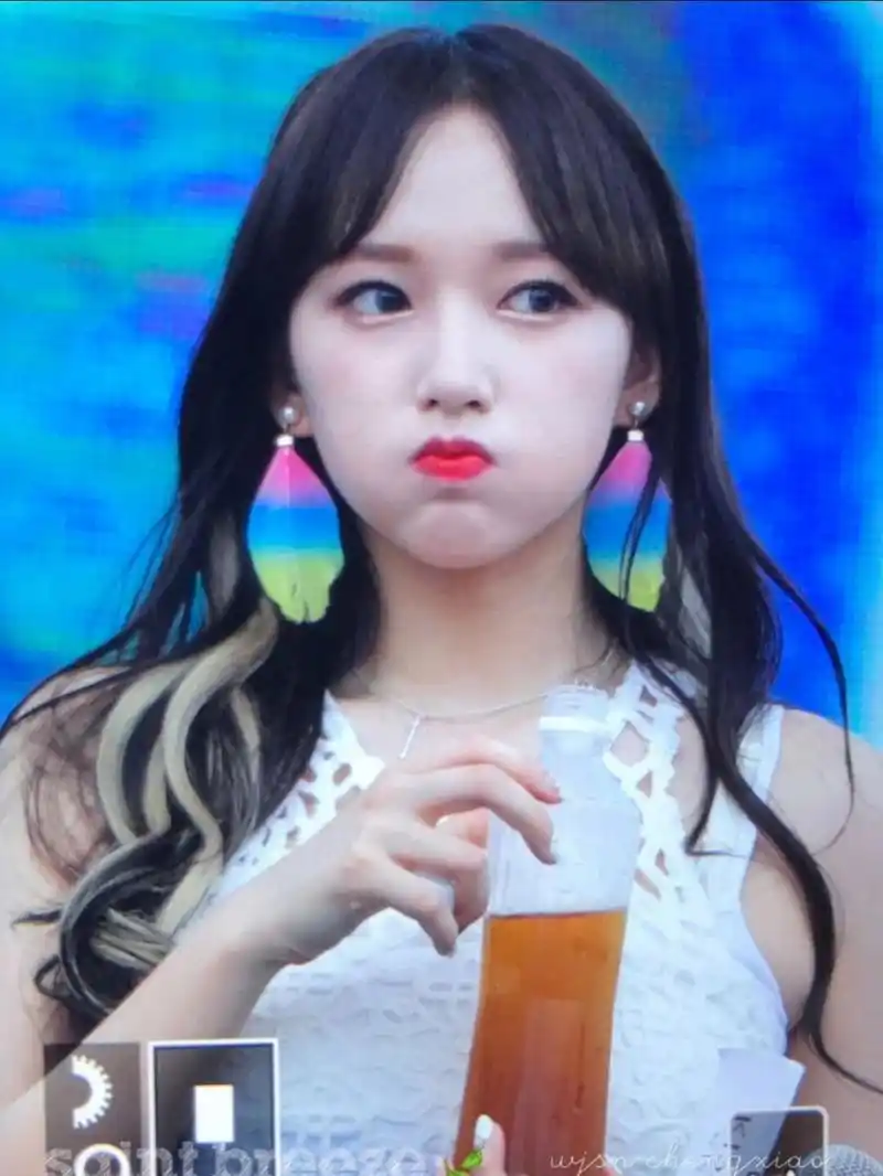 白白嫩嫩的潇潇 #程潇##美女##可爱# 图片来源:程潇安利星球 图片自取