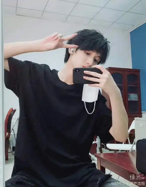 20200705  @时代少年团-严浩翔发布(简单清爽自拍05)微博一则:  "