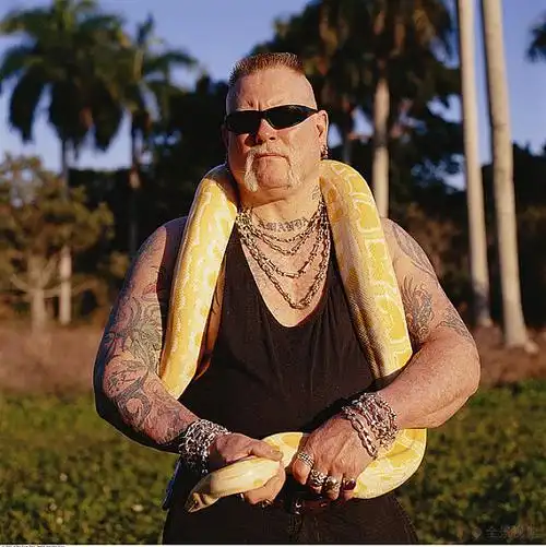 标 题:拿着,蛇 英 文:portrait of man holding a snake   编 号:mf