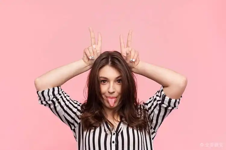 美女_舌头_伸出舌头_手势_兔子_耳_粉色背景_图片大全—全景创意图库