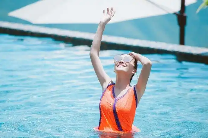 简介:性感美女应采儿泳装妩媚优雅写真,分享一组应采儿图片给大家,图