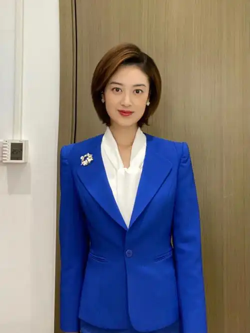 时隔七八年又配了裤子,宝蓝色整体给人比较稳重的感觉#ootd每日穿搭