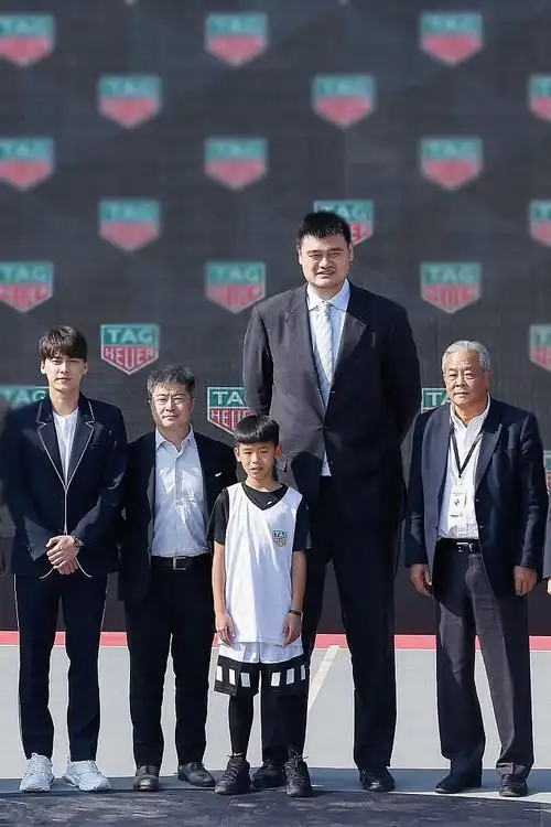 1米81李易峰同框姚明秒变小可爱,被萌到了