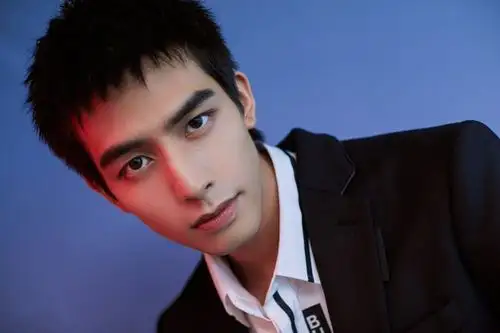 寸头的全新造型,简洁干练,颇具精英型男气质,更显成熟坚毅.