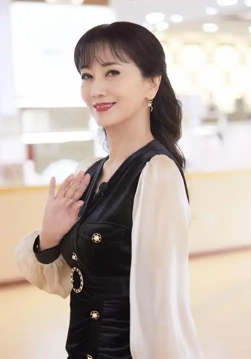 演员赵雅芝,二婚嫁普通人,三个儿子一个比一个帅气