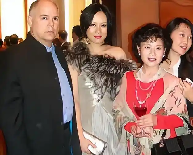 邬君梅嫁国外二婚导演结婚26年恩爱如初无儿无女成遗憾