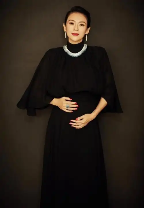 章子怡脖子真长穿斗篷和半领衣服都能驾驭一般人不敢尝试