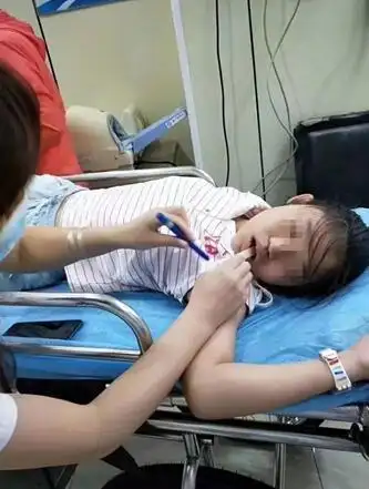 初中女孩独自乘坐公交车突发脑出血,被公交司机送往医院!