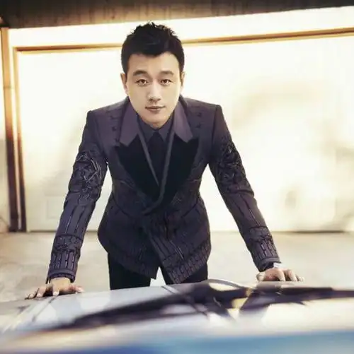 佟大为,一头清爽的短发,精简又干练.