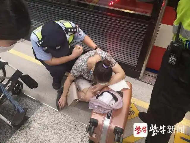 女子中暑晕倒在地铁站,浑身无力只能用手势交流|中暑|地铁站|女子