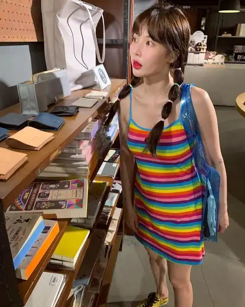 泫雅穿彩虹吊带紧身裙甜美娇俏与男友同框甜蜜秀恩爱zt