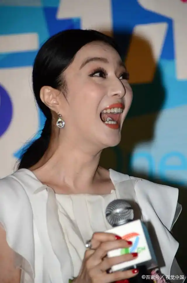 明星们的尴尬照片,范爷你这是遇到啥事了,竟然能这么的开心