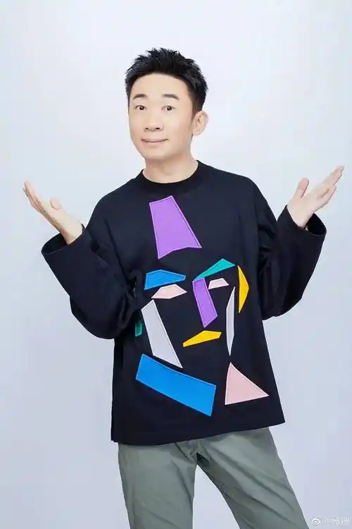 原创其貌不扬的杨迪一年录108档节目他可不是光凭一张嘴