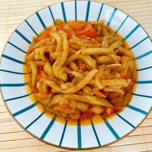 炒茄丝 by 幻翼灵儿 原料:茄子,西红柿,葱,蒜,生抽,盐. 做法步骤