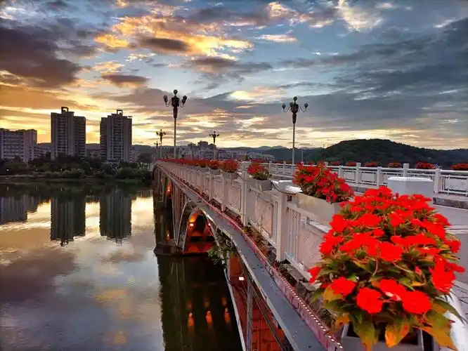 图集丨奇特晚霞映红夷陵小溪塔河心公园