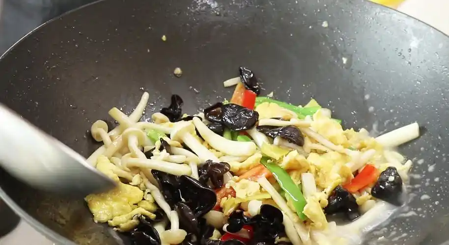 好了,这道养分甘旨的小炒素菜就做好了,学会了就在家尝尝吧.