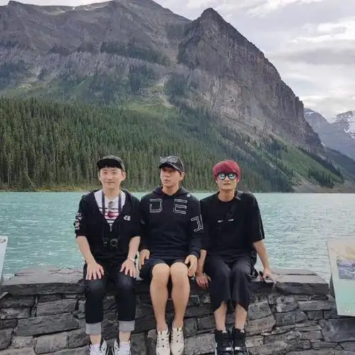 戏精三人组加拿大旅游 解锁各种合影逗比pose