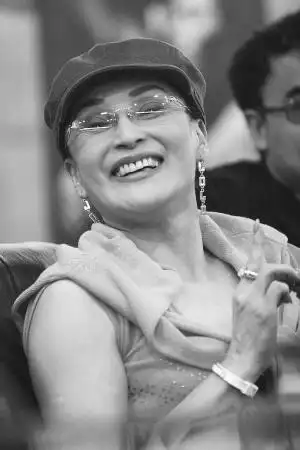 陈莎莉脱下华服染白头发 《妈妈无罪》里扮慈母