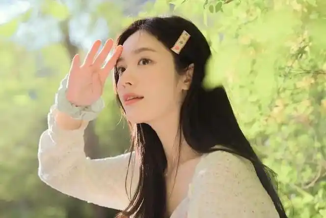 姿势1:神秘背影女生拍照,背影照是比较简单的一个拍照姿势了,与其不