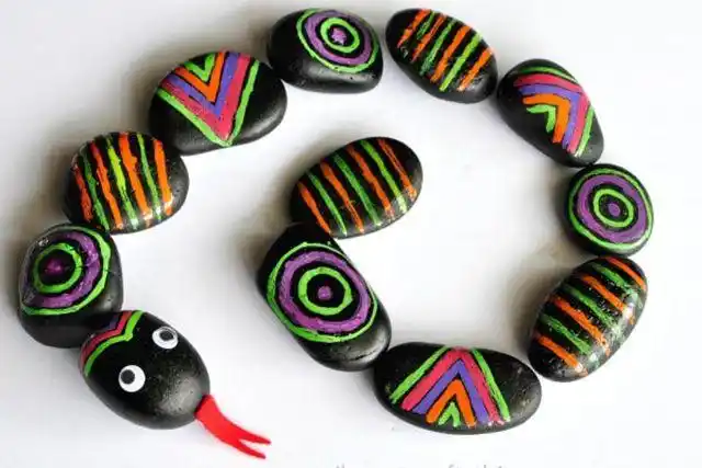 幼儿园鹅卵石手工做长颈鹿拼图游戏(步骤图解)