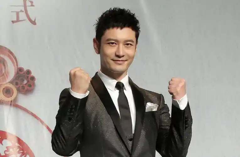 黄晓明晒回青岛早饭,满满一桌海鲜,太豪横了,网友:羡慕死了