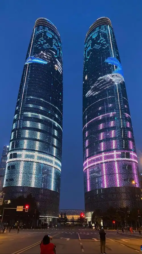 拍出电影感 #点亮城市之光 #地标建筑 #dou上热门 #城市的夜晚 #成