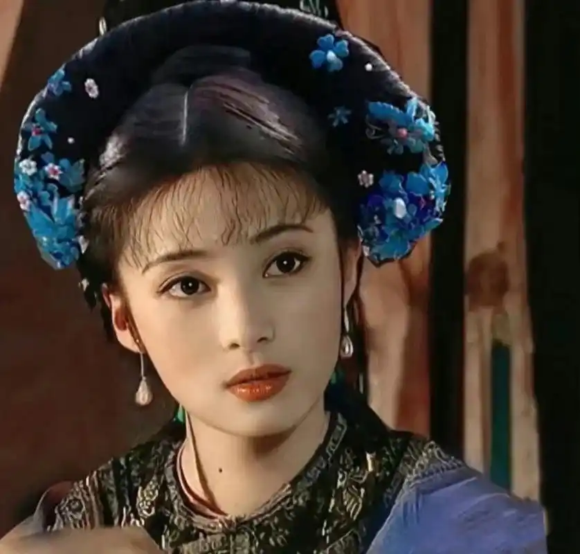 蒋勤勤年轻的时候是真的好看,现在眉眼感觉凶了很多.