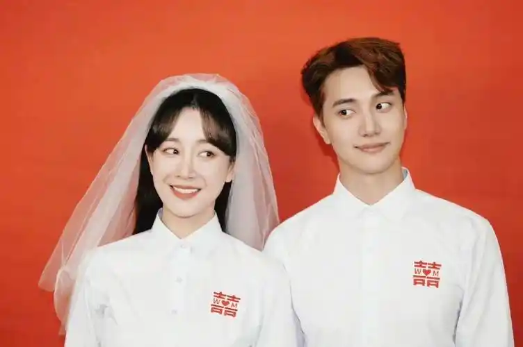 金恩圣张檬官宣结婚晒证件照笑容超甜蜜衣服上的喜字格外显眼