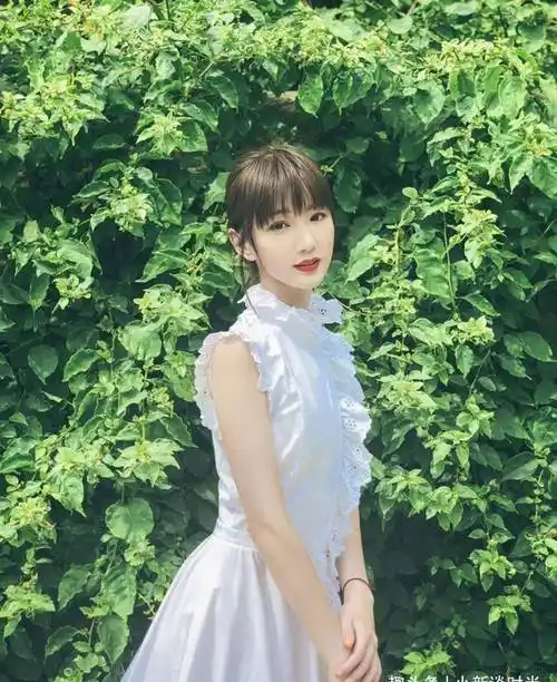 毛晓彤晒迪士尼公主照,染红发配长裙,宛如刚从童话里走出来_形象_造型