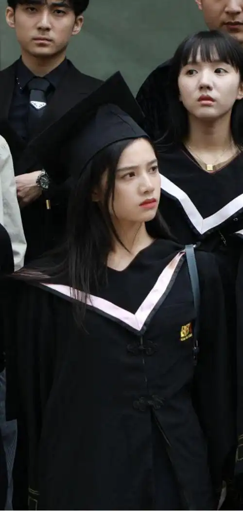 关晓彤王俊凯周也毕业了穿学士服拍照看着很有文化