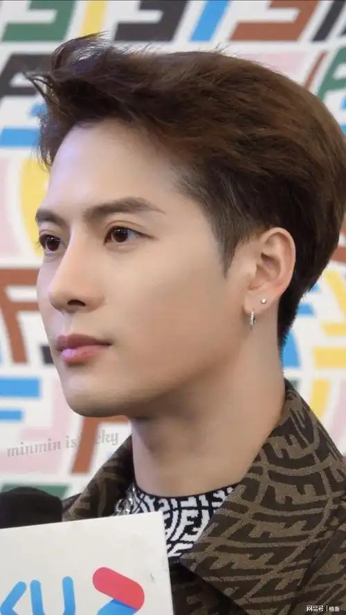 王嘉尔生图有多帅五官精致气质出众行走的盛世美颜