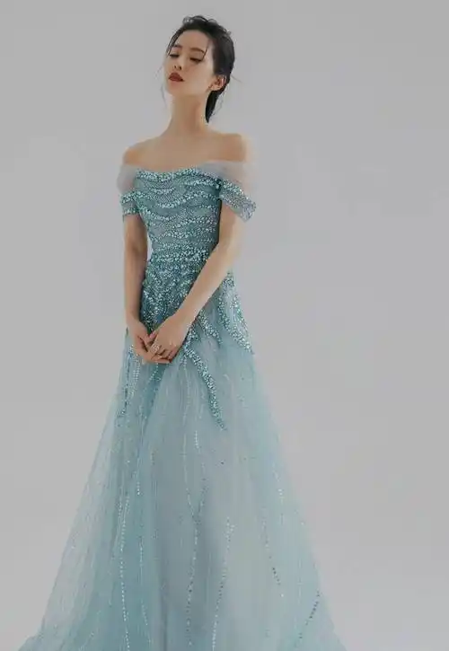 angelababy时尚大片曝光,大胆挑战蓝发人鱼造型,却撞脸李小璐_蓝色