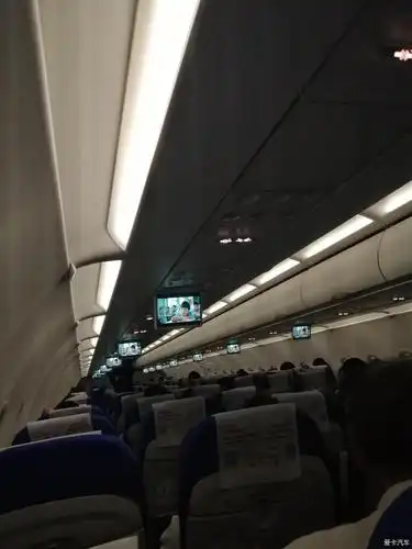 晚上机舱里,大家基本都在抓紧时间睡觉休息