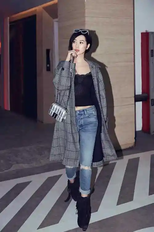 原创余男真霸气穿迷彩外套配牛仔裤增添自己身上的帅气魅力美腻了