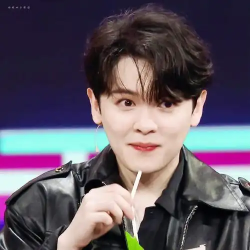 尤长靖超话95#尤长靖有饭你是真吃啊#可爱小95包好想戳戳@尤长靖