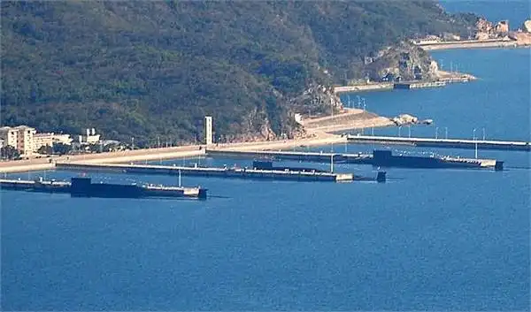 3艘停靠在三亚亚龙湾南海舰队基地的094型战略导弹核潜艇.