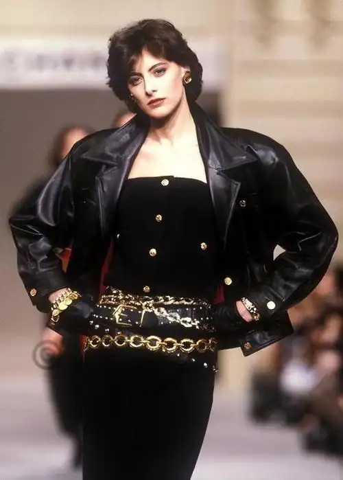 作为巴黎第一美女,香奈儿第一名签约模特,62岁依然美丽动人