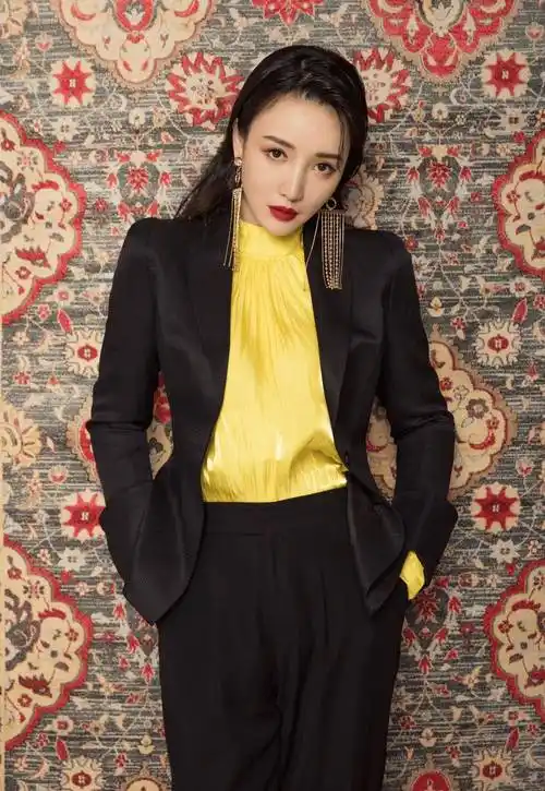 害怕穿出沉闷感的你可以学柳岩这样选择黑色的西装搭配黄色内搭,靓丽
