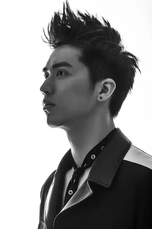 歌手许魏洲最新黑白写真大片冷酷俊朗帅气非凡型男黑白男歌手许魏洲