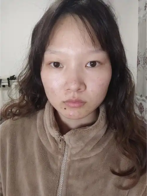 当菱方脸肿眼泡的普女画上纯欲妆后