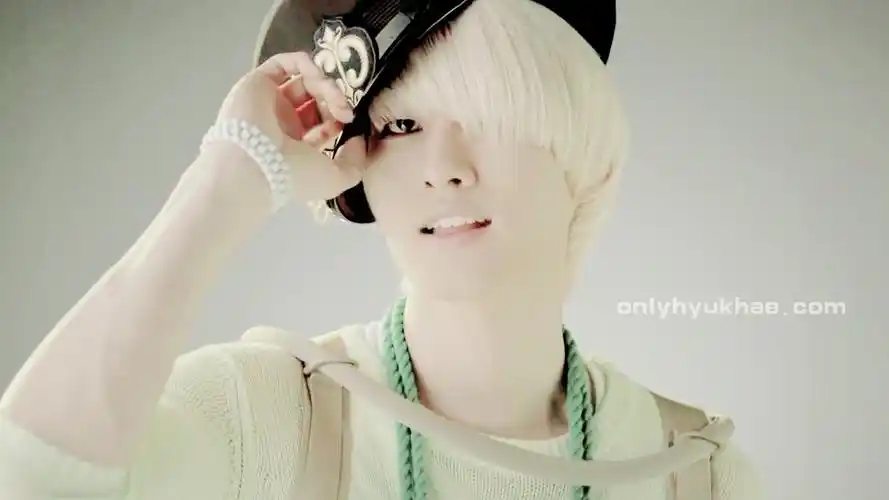 想要找一张super junior 银赫的照片,是mr.simple里的造型