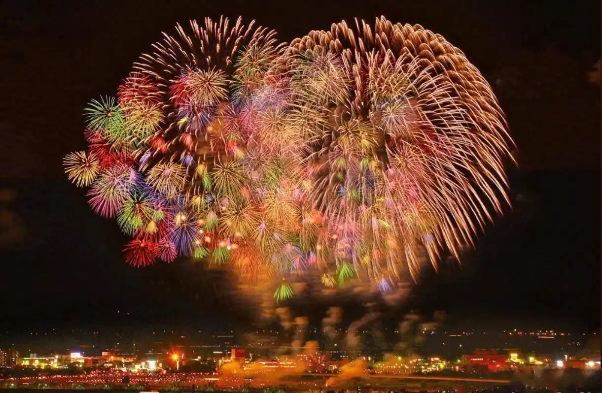 网友们记录下的日本长冈花火大会的盛景,烟花灿烂,如梦如幻～如果有